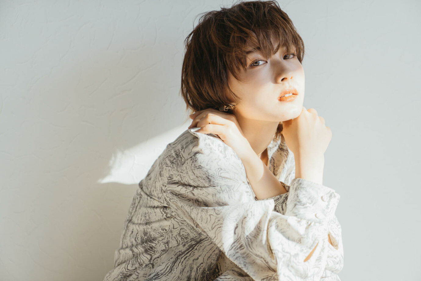 ショートヘアの女性